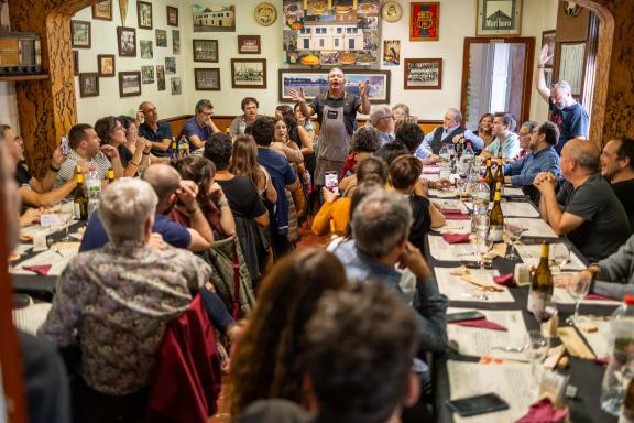 Can Quirze durant un dinar de cantadors i cantadores