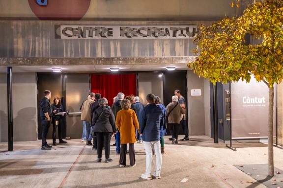 Entrada a la sala del centre recreatiu